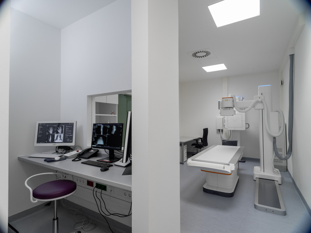 Röntgenraum mit moderner Diagnostiktechnik im Betriebsmedizinischen Zentrum.