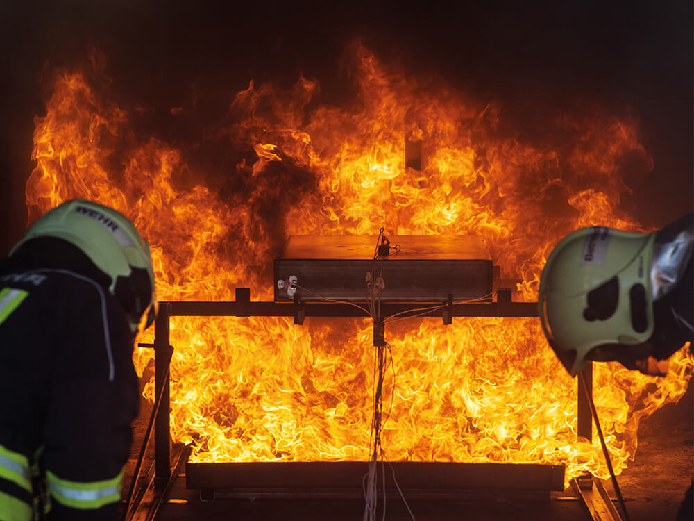voestalpine Brandschutzversuch Batteriekasten für E-Fahrzeuge: Versuchsüberwachung durch voestalpine-Feuerwehr