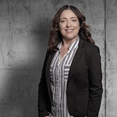 Portraitbild der Mitarbeiterin, eine dunkelhaarige Frau