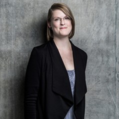 Portraitbild der Mitarbeiterin, eine brünette Frau