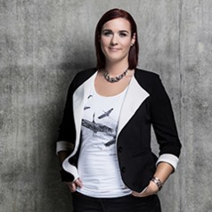 Portraitbild der Mitarbeiterin, eine dunkelhaarige Frau