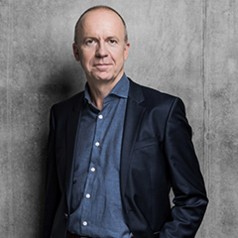 Portraitbild des Mitarbeiters, ein blonder Mann