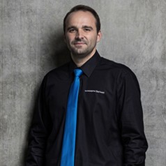 Portraitbild des Mitarbeiters, ein dunklehaariger Mann