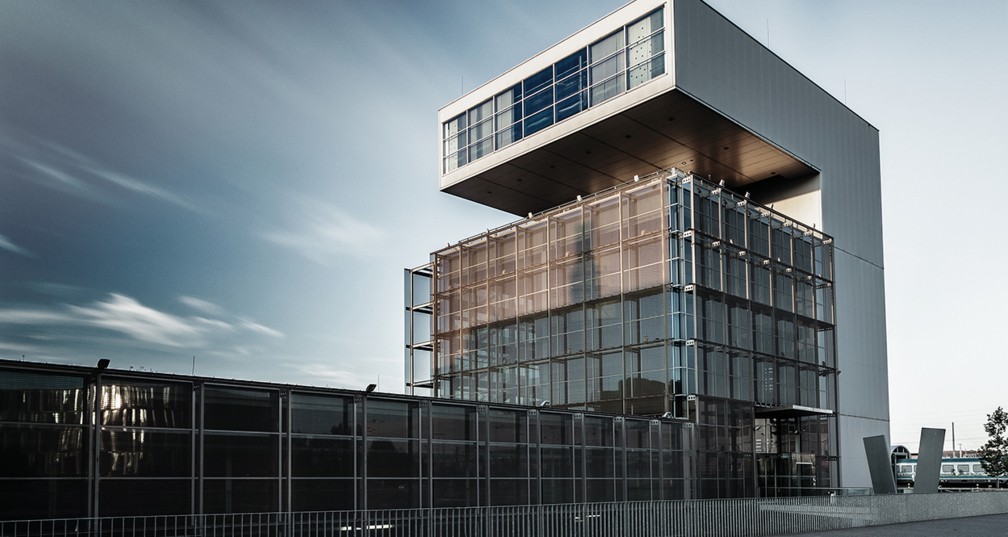 Das Gebäude der voestalpine Stahlwelt von außen. 